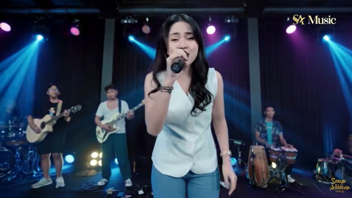 Sasya Arkhisna menyanyikan lagu Sigar.