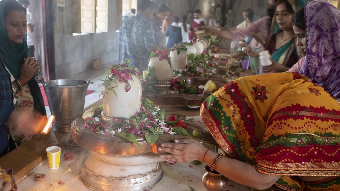 Dalam agama Hindu, Bulan Sawan merupakan waktu penting yang ditandai dengan berbagai ketaatan dan makna keagamaan. Bulan ini dianggap sebagai bulan pengembangan spiritual dan pengabdian.