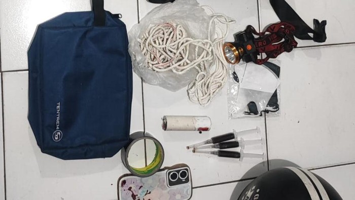 Sejumlah barang bukti ditemukan dari salah satu terduga penculik wanita di Kota Kediri. Salah satunya alat suntik berisi cairan kecubung.