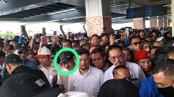 Sekda Mamuju, Suaib tertangkap kamera ikut dalam rombongan massa menyambut bacalon Gubernur Sulbar di bandara.