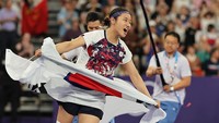 An yang gembira berkeliling arena membawa bendera kebangsaannya merayakan kemenangan. REUTERS/Ann Wang