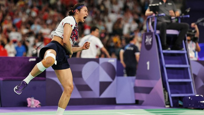 Paris 2024 Olympics - Badminton - Women's Singles Gold Medal Match - Porte de La Chapelle Arena, Paris, France - August 05, 2024. Se Young An of South Korea celebrates after winning gold in the match against Bing Jiao He of China. REUTERS/Ann Wang