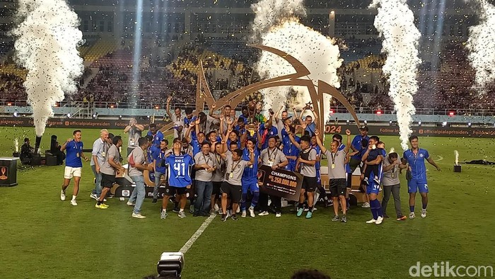 Selebrasi Arema FC usai menjuarai Piala Presiden 2024 di Stadion Manahan Solo, Minggu (4/8/2024) malam.