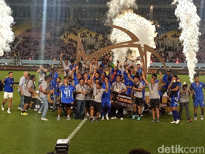 Selebrasi Arema FC usai menjuarai Piala Presiden 2024 di Stadion Manahan Solo, Minggu (4/8/2024) malam.