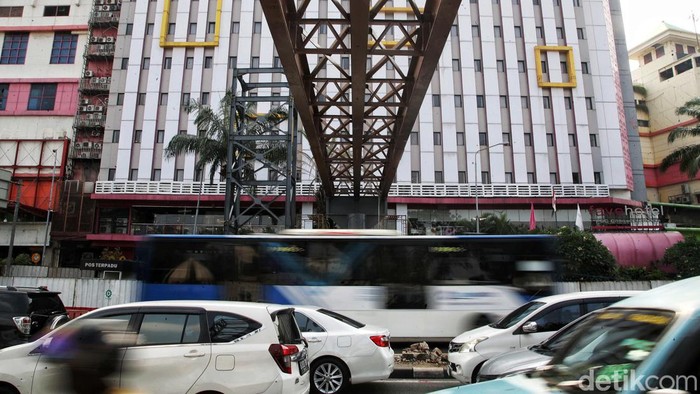 Girder jembatan penyeberangan orang (JPO) di Jalan Dewi Sartika, Jakarta, telah selesai dipasang, Senin (5/8/2024). Ini penampakannya.