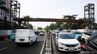 Saat pamasangan girder semalam, arus lalu lintas di jalan tersebut sempat dialihkan.