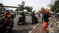 Saat ini arus lalu lintas kembali normal setelah pemasangan girder rampung.