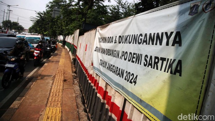 Girder jembatan penyeberangan orang (JPO) di Jalan Dewi Sartika, Jakarta, telah selesai dipasang, Senin (5/8/2024). Ini penampakannya.