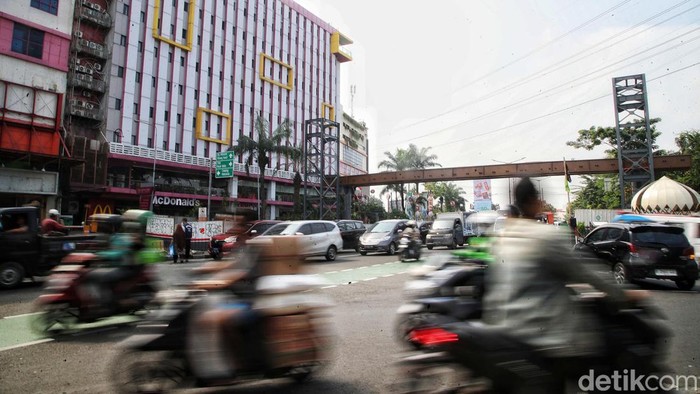Selesai Dipasang, Begini Penampakan Girder JPO Dewi Sartika Girder jembatan penyeberangan orang (JPO) di Jalan Dewi Sartika, Jakarta, telah selesai dipasang, Senin (5/8/2024). Ini penampakannya.