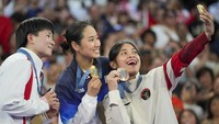 Di perempatfinal, Gregoria hadapi Ratchanok Intanon (Thailand). Dirinya menang dua gim langsung, 25-23 dan 21-9. Langkah Gregoria tersandung di semifinal. Gregoria harus akui keperkasaan unggulan pertama (yang selanjutnya raih medali emas), An Se-young dengan skor 21-11, 13-21, dan 16-21. AP/Kin Cheung
