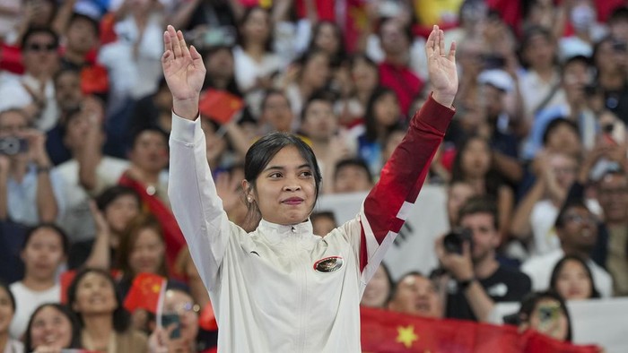 Senyum Gregoria Saat Raih Medali Perunggu Olimpiade Paris 2024 Indonesia's Gregoria Mariska Tunjung celebrates on the podium after wining the bronze medal at the badminton women singles at the 2024 Summer Olympics, Monday, Aug. 5, 2024, in Paris, France. (AP Photo/Kin Cheung)