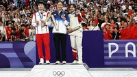 Jorji foto bersama peraih medali emas, An Se young dari Korea Selatan, dan peraih medali perak He Bing Jiao dari China. Lanjut ke babak 16 besar Olimpiade Paris 2024, Gregoria Mariska Tunjung hadapi Kim Ga Eun wakil Korsel. Gregoria menang dalam rubber game 21-4, 8-21, 23-21. REUTERS/Ann Wang