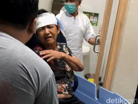 Seorang lansia bersimbah darah tergeletak di tengah jalan Jalan Jiung, Kemayoran. Lansia itu ditolong oleh 2 polisi yang baru pulang dinas (dok TMC Polda Metro)