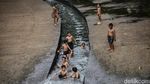 Serunya Bocil Main Perosotan Air di Kanal Tandon Lengkong Wetan Tangsel