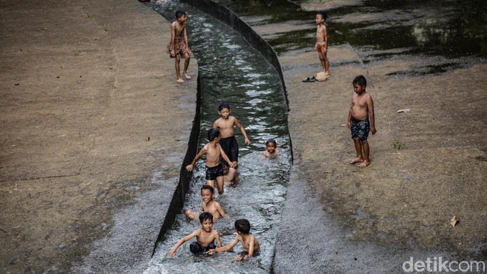 Serunya Bocil Main 'Perosotan' Air di Kanal Tandon Lengkong Wetan Tangsel Tandon Lengkong Wetan di Serpong, Tangerang Selatan (Tangsel), jadi tempat bermain anak-anak sepulang sekolah. Mereka memanfaatkan kanal sebagai arena 'perosotan' air.