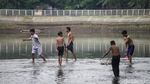 Serunya Bocil Main Perosotan Air di Kanal Tandon Lengkong Wetan Tangsel