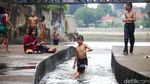 Serunya Bocil Main Perosotan Air di Kanal Tandon Lengkong Wetan Tangsel