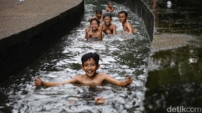 Serunya Bocil Main Perosotan Air di Kanal Tandon Lengkong Wetan Tangsel