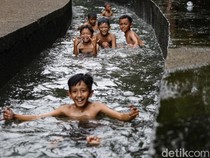 Serunya Bocil Main Perosotan Air di Kanal Tandon Lengkong Wetan Tangsel