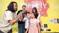 Salah satu komunitas didampingi CEO & Founder toco, Arnold Sebastian Egg, menerangkan hewan reptil iguana kepada sejumlah anak saat berlangsung pameran. Kehadiran toco dalam pameran Pameran Reptile 2024 ini, para pecinta reptil memiliki wadah tersendiri untuk bertransaksi dan berkumpul dengan komunitasnya dalam aplikasi toco.