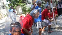 Sejumlah warga binaan Lingkungan Pondok Sosial (Liponsos) Keputih mengikuti lomba mengaitkan topi galon di Liponsos Keputih, Surabaya, Jawa Timur, Senin (5/8/2024).