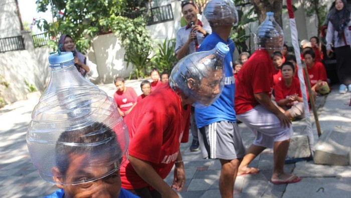Sejumlah warga binaan Lingkungan Pondok Sosial (Liponsos) Keputih mengikuti lomba mengaitkan topi galon di Liponsos Keputih, Surabaya, Jawa Timur, Senin (5/8/2024). Berbagai jenis lomba digelar di tempat itu untuk menyambut HUT ke-79 Republik Indonesia. ANTARA FOTO/Didik Suhartono/foc.
