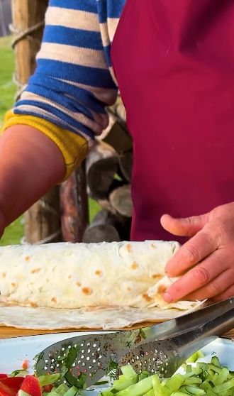 Gokil! Konten Kreator Ini Masak Shawarma Pakai Seekor Sapi 100 Kg