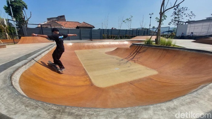 Skateboarder Menjajal Skatepark di Kota Baru Parahyangan