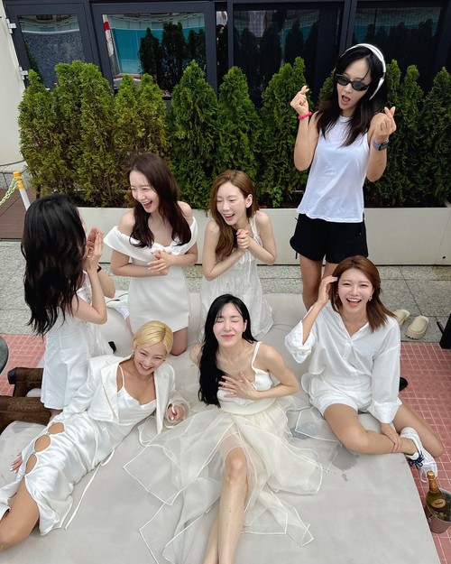 Taeyeon, Tiffany, Yoona, Yuri, Hyoyeon, Seohyun, Sooyoung merayakan ulang tahun ke-17 SNSD tanpa Sunny. Anniversary ke-17 debut grup ini jatuh pada Senin (5/8/2024).