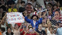 Para penggemar bersorak selama babak final tim senam artistik putri di Bercy Arena pada Olimpiade Musim Panas 2024. AP/Natacha Pisarenko