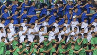 Para penggemar Uzbekistan bersorak di tribun sebelum pertandingan Grup C putra antara Uzbekistan dan Mesir, di Stadion La Beaujoire, selama Olimpiade Musim Panas 2024. AP/Jeremias Gonzalez