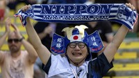 Para penggemar Jepang bersorak sebelum pertandingan Grup C putri antara Spanyol dan Jepang di Stadion La Beaujoire selama Olimpiade Musim Panas 2024. AP/Jeremias Gonzalez