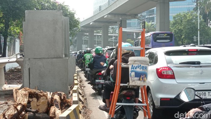 Suasana macet Jalan Mampang Prapatan Raya arah Kuningan Jaksel. (Taufiq/detikcom)
