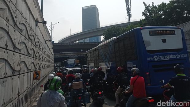 Suasana macet Jalan Mampang Prapatan Raya arah Kuningan Jaksel. (Taufiq/detikcom)