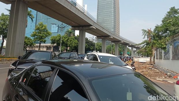 Suasana macet Jalan Mampang Prapatan Raya arah Kuningan Jaksel. (Taufiq/detikcom)