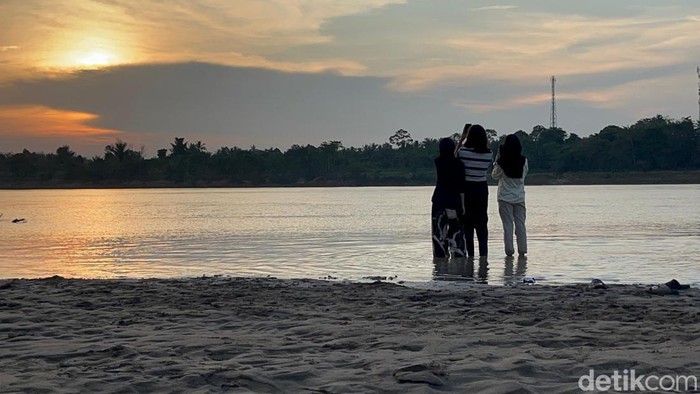 Sungai Batanghari Punya ‘Pantai’ Setiap Kemarau