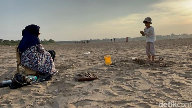 Sungai Batanghari Punya 'Pantai' Setiap Kemarau
