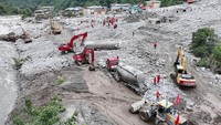Sejumlah alat berat telah dikerahkan ke lokasi untuk mengeruk material longsor yang menimbun rumah dan jalanan.