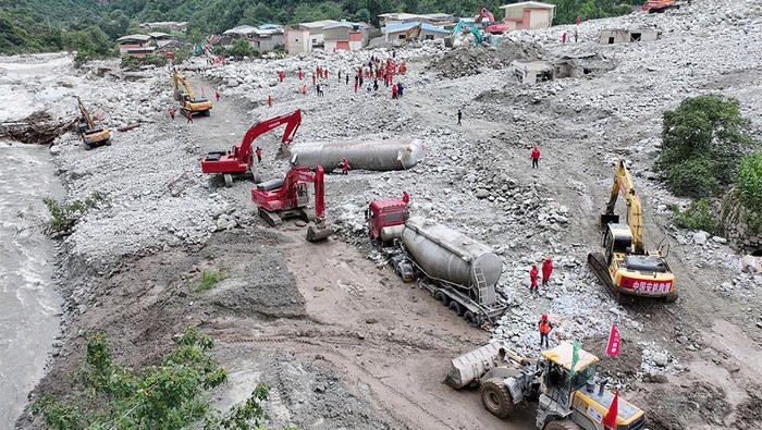 Pemandangan drone menunjukkan lokasi banjir bandang dan tanah longsor di Desa Ridi, Prefektur Otonomi Tibet Ganzi di Kangding, Provinsi Sichuan, Tiongkok, 3 Agustus 2024.
