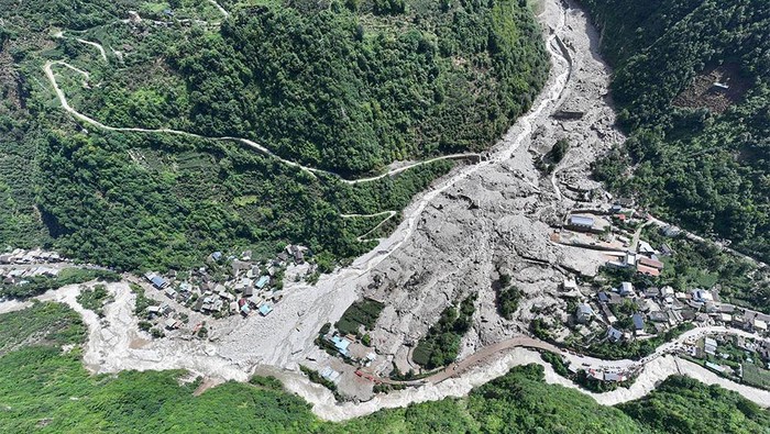 Pemandangan drone menunjukkan lokasi banjir bandang dan tanah longsor di Desa Ridi, Prefektur Otonomi Tibet Ganzi di Kangding, Provinsi Sichuan, Tiongkok, 3 Agustus 2024.