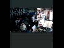 Maling Berjaket Biru Bobol Toko di Berbah Sleman Terekam CCTV