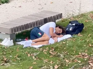 Kamar di Kampung Olimpiade Panas, Perenang Ini Pilih Tidur di Taman Beralas Handuk