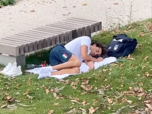 Kamar di Kampung Olimpiade Panas, Perenang Ini Pilih Tidur di Taman Beralas Handuk