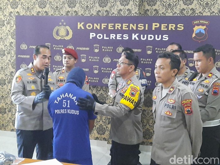 THT (34), pengemudi mobil ugal-ugalan yang tabrak polisi hingga nyangkut di kap dihadirkan di Mapolres Kudus, Senin (5/8/2024).