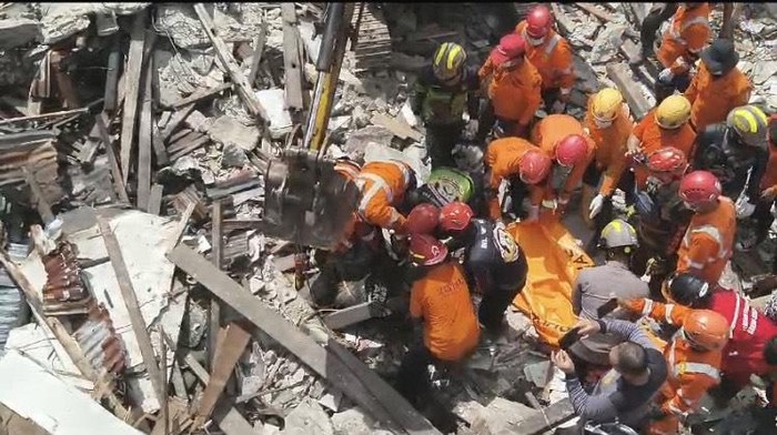 Tim gabungan melakukan evakuasi terhadap korban tewas tertimpa bangunan roboh di Pontianak, Kalbar,