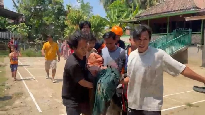 Tim SAR dan warga mengevakuasi jasad pemuda yang ditemukan tewas di Sungai Batanghari, Jambi.