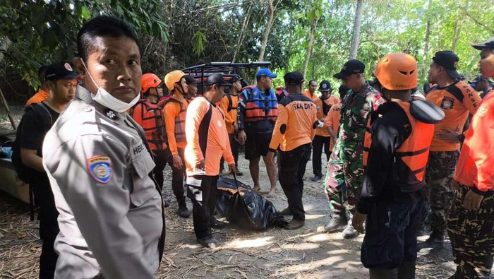 Tim SAR gabungan saat mengevakuasi pemancing yang ditemukan tewas di Sungai Opak, Turen, Kapanewon Jetis, Bantul, Senin (5/8/2024).