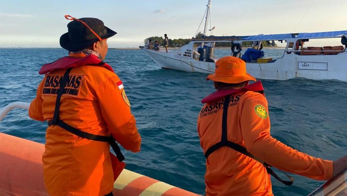 Tim SAR melakukan evakuasi kapal wisatawan yang tenggelam di perairan Takalar.