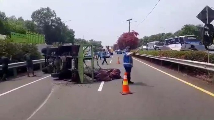 Tergulingnya Truk Lumpuhkan Lalu Lintas di Tol Bandara Soetta