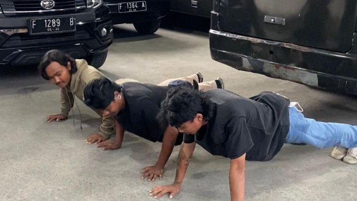 Tukang Lap Kaca Viral di Bogor Dihukum Push Up oleh Satpol PP